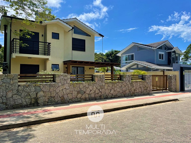 Casa Privativa com Piscina na Barra da Ferrugem/SC