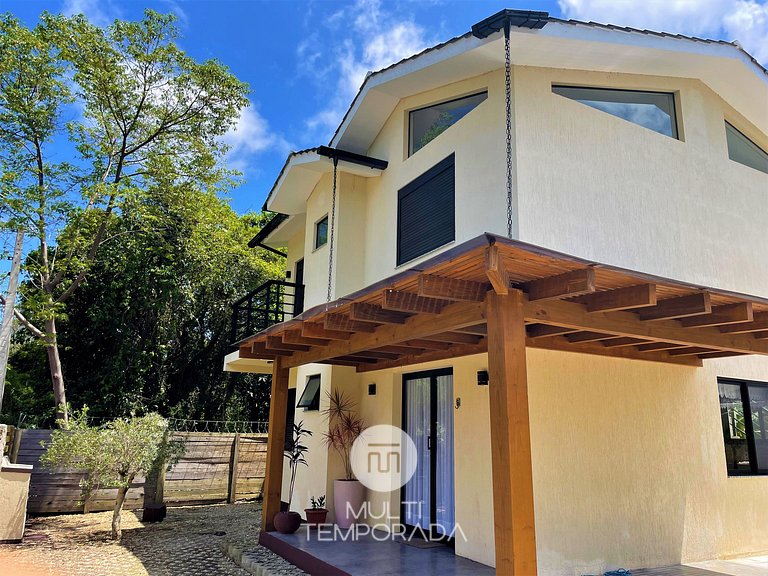 Casa Privativa com Piscina na Barra da Ferrugem/SC