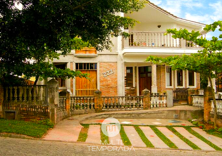 Pousart Floripa - Quarto Laranja