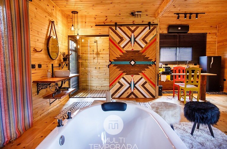 Sianis Cabin: Incredible bathtub and view from the bed!