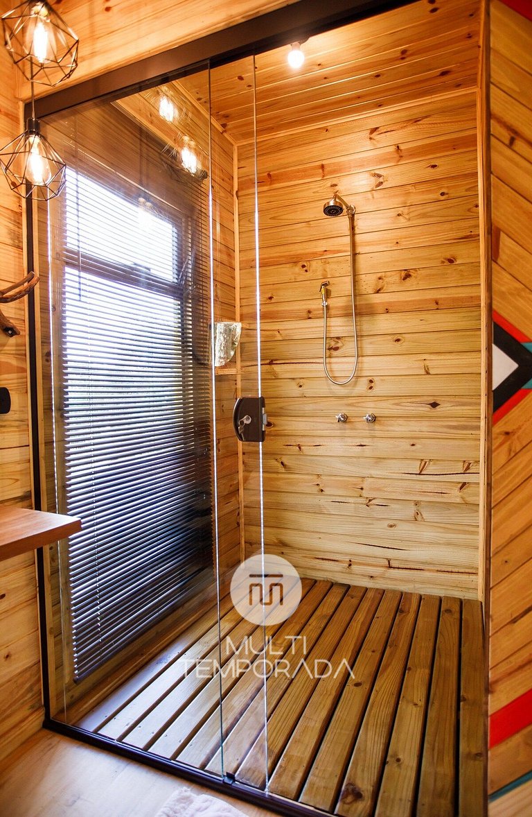 Sianis Cabin: Incredible bathtub and view from the bed!