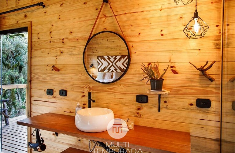 Sianis Cabin: Incredible bathtub and view from the bed!