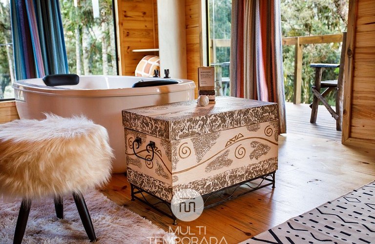 Sianis Cabin: Incredible bathtub and view from the bed!