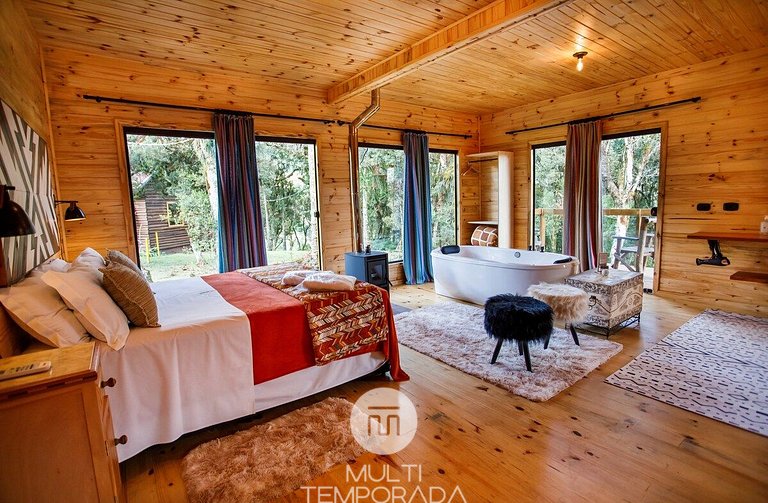 Sianis Cabin: Incredible bathtub and view from the bed!