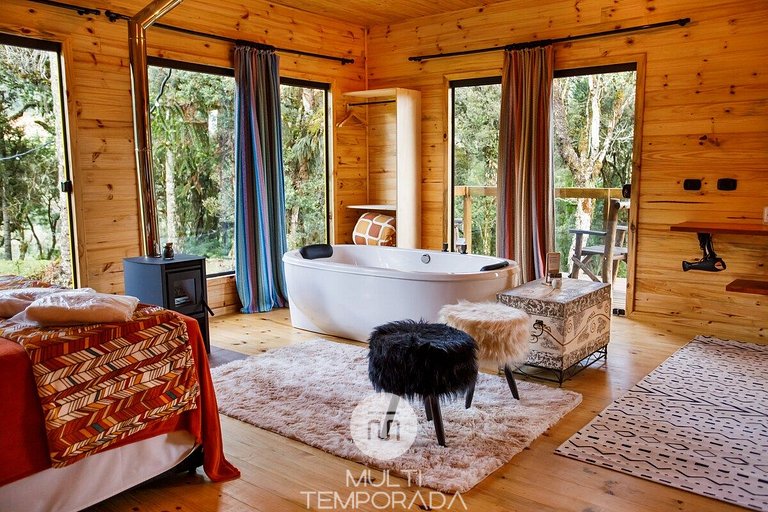 Sianis Cabin: Incredible bathtub and view from the bed!