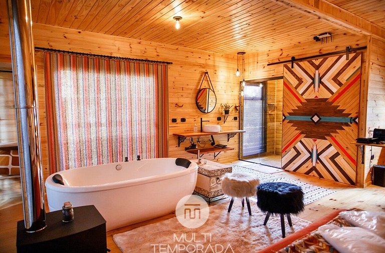 Sianis Cabin: Incredible bathtub and view from the bed!