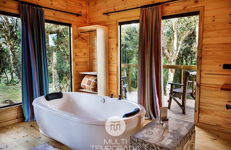 Cabana Sinais: banheira e vista da cama incrível!