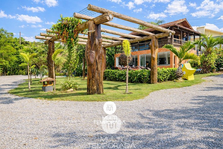 Casa com Piscina em Governador Celso Ramos/SC