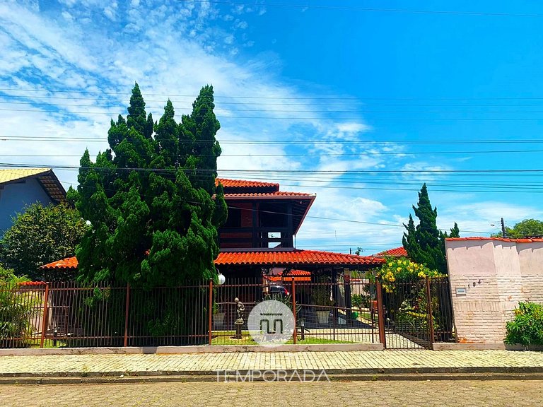 Casa com Piscina em Penha/SC - Beto Carrero