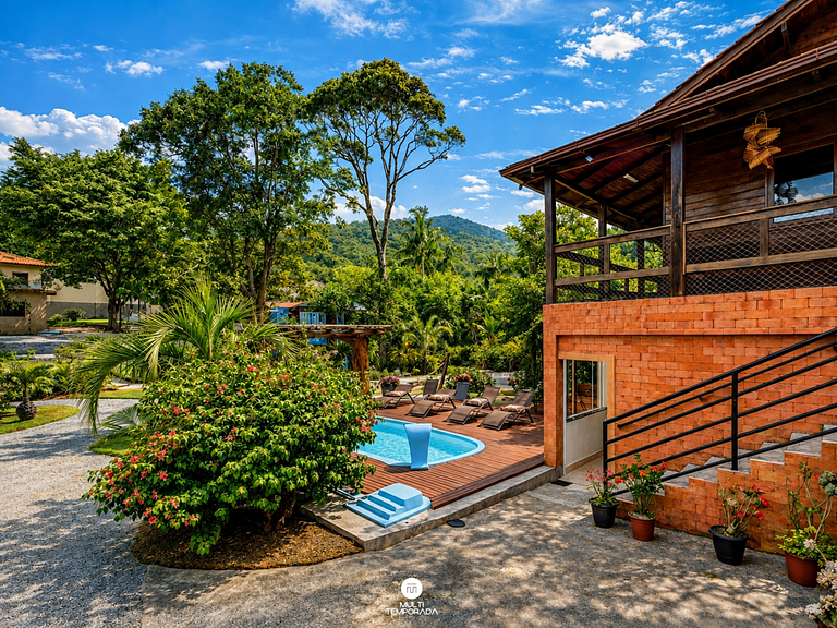 Casa com Piscina em Governador Celso Ramos/SC