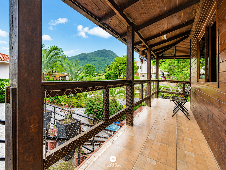 Casa com Piscina em Governador Celso Ramos/SC