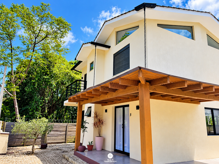 Casa Privativa com Piscina na Barra da Ferrugem/SC