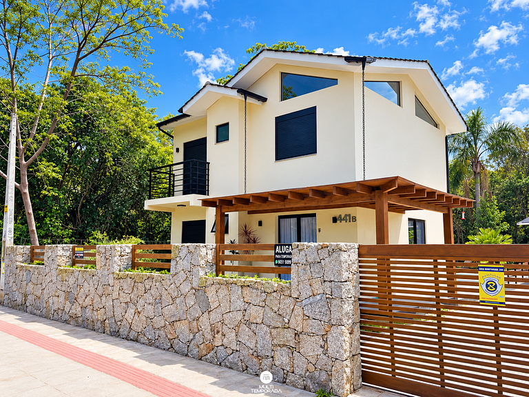 Casa Privativa com Piscina na Barra da Ferrugem/SC