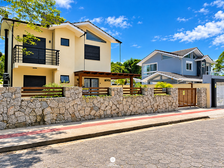 Casa Privativa com Piscina na Barra da Ferrugem/SC