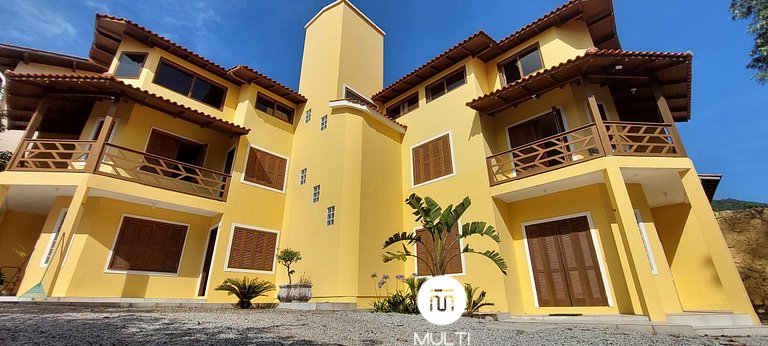 Casa Amarela no Campeche: Espaçosa, Lazer e Praia