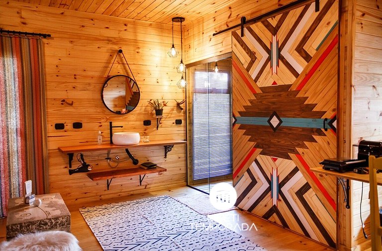 Sianis Cabin: Incredible bathtub and view from the bed!